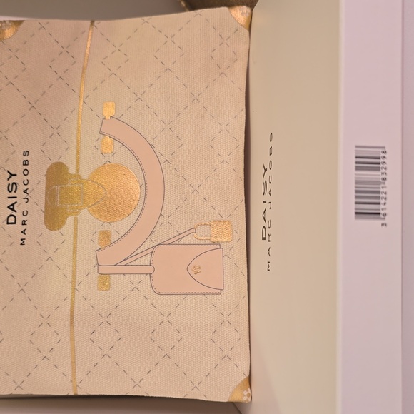 NIB Marc Jacobs Daisy Cosmetic Pouch in Cream and Gold With Travel Treats - Picture 4 of 4